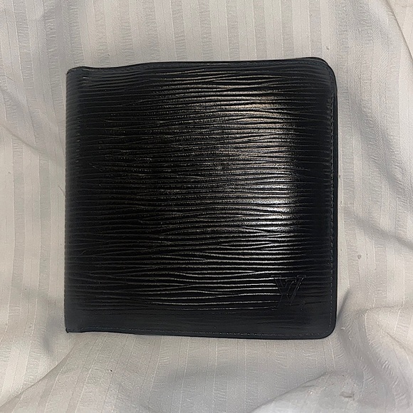 ♌️ SALE 🖤 Louis Vuitton Epi Leather Bifold Wallet - Picture 1 of 13